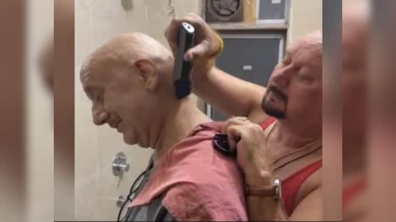 अनुपम खेर के अपने भाई राजू खेर के साथ कैसे हैं रिश्ते? वीडियो शेयर कर बताया राज