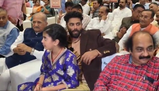 पिता रवींद्र जडेजा की गोद में बैठकर निध्याना ने मां रिवाबा को मंत्री पद की शपथ लेते हुए देखा. पिता रवींद्र जडेजा की गोद में बैठकर निध्याना ने मां रिवाबा को मंत्री पद की शपथ लेते हुए देखा.