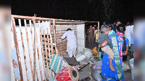 ग्रामीणों से भरी पिकअप वाहन पलटी, 12 से ज्यादा लोग हुए घायल, सांसद ने अपनी गाड़ी से पहुंचाया अस्पताल 