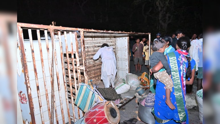 ग्रामीणों से भरी पिकअप वाहन पलटी, 12 से ज्यादा लोग हुए घायल, सांसद ने अपनी गाड़ी से पहुंचाया अस्पताल ग्रामीणों से भरी पिकअप वाहन पलटी, 12 से ज्यादा लोग हुए घायल, सांसद ने अपनी गाड़ी से पहुंचाया अस्पताल