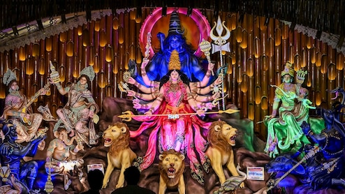 Durga Visarjan 2025: सिंदूर खेला के साथ आज होगा मां दुर्गा और सरस्वती का विसर्जन, नौका पर सवार होकर देवी होंगी विदा