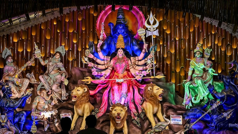 Durga Visarjan 2025: सिंदूर खेला के साथ कल होगा मां दुर्गा और सरस्वती का विसर्जन, जानें पूजा विधि और ​शुभ मुहूर्त