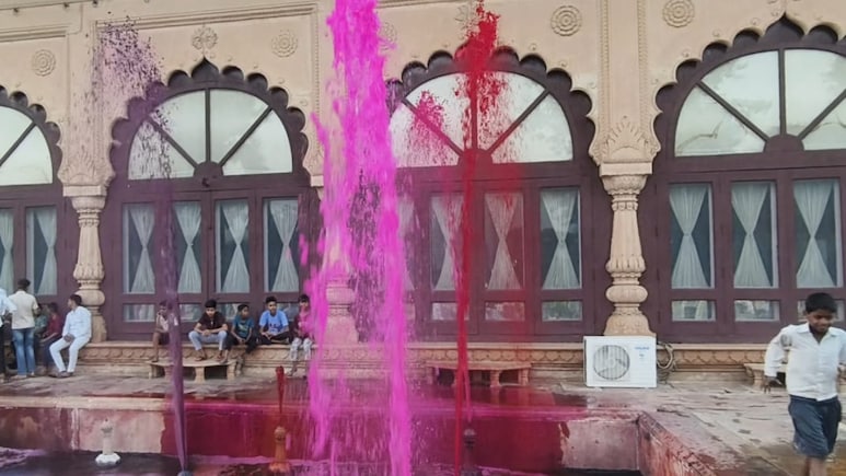 Rajasthan: राजस्थान का एक ऐसा महल, जहां लगे हैं 2 हजार रंगीन फव्वारे, बदल जाता है यहां का तापमान Rajasthan: राजस्थान का एक ऐसा महल, जहां लगे हैं 2 हजार रंगीन फव्वारे, बदल जाता है यहां का तापमान