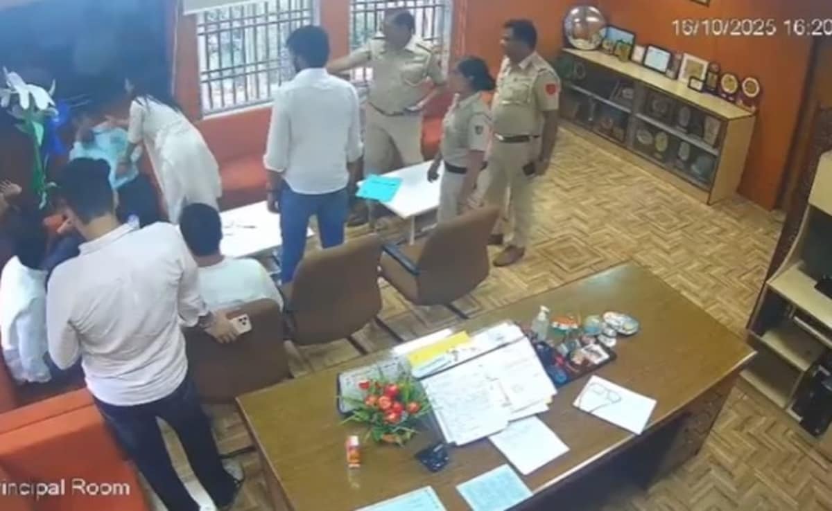 Video: Cops Watching, Delhi University Student Slaps Professor