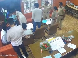 Video: Cops Watching, Delhi University Student Slaps Professor
