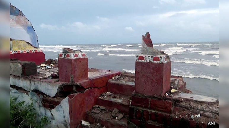 आंध्र और ओडिशा में चक्रवात 'मोंथा' का रौद्र रूप, बारिश से साथ भूस्खलन का कहर, जनजीवन प्रभावित आंध्र और ओडिशा में चक्रवात 'मोंथा' का रौद्र रूप, बारिश से साथ भूस्खलन का कहर, जनजीवन प्रभावित