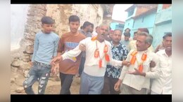 अनोखा विरोध... तस्करों को शराब के बोतलों की माला पहनाकर निकाला जुलूस, नाराज ग्रामीणों ने पूरे गांव में घुमाया&nbsp;