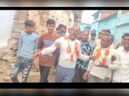 अनोखा विरोध... तस्करों को शराब के बोतलों की माला पहनाकर निकाला जुलूस, नाराज ग्रामीणों ने पूरे गांव में घुमाया 