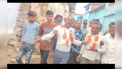 अनोखा विरोध... तस्करों को शराब के बोतलों की माला पहनाकर निकाला जुलूस, नाराज ग्रामीणों ने पूरे गांव में घुमाया 