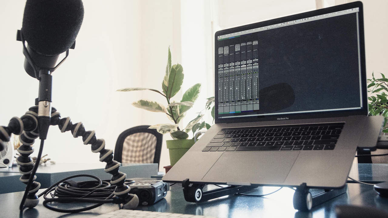 How To Set Up A Laptop Stand At Home To Improve Posture During WFH