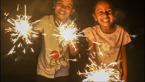 Diwali Accident: खुशियों की रात, 6 जगहों पर आग और 100 लोग झुलसे! रतनगढ़ में दिवाली पर आतिशबाजी पड़ी भारी