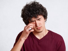 सर्दियों में सोकर उठने के बाद आंखें सूजी और चिपचिपी क्यों रहती हैं? जानें कारण और बचने के लिए क्या करें