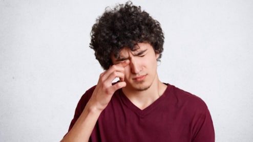 सर्दियों में सोकर उठने के बाद आंखें सूजी और चिपचिपी क्यों रहती हैं? जानें कारण और बचने के लिए क्या करें