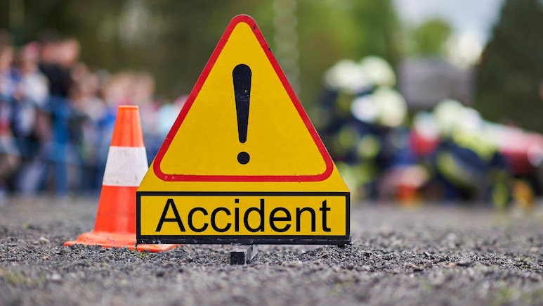 Accident News: अमरावतीत हिट अँड रनचा थरार, भरधावकारने दोन तरुणींना उडवलं Accident News: अमरावतीत हिट अँड रनचा थरार, भरधावकारने दोन तरुणींना उडवलं