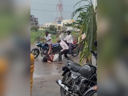 Man, 60, Attacks Wife With Machete On A Busy Road In Karnataka Man, 60, Attacks Wife With Machete On A Busy Road In Karnataka