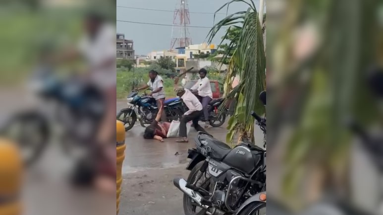 Man, 60, Attacks Wife With Machete On A Busy Road In Karnataka Man, 60, Attacks Wife With Machete On A Busy Road In Karnataka