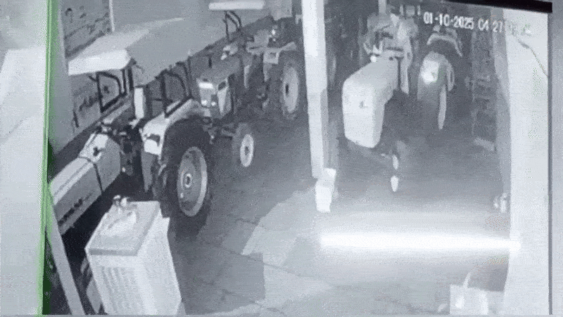 Rajasthan: शोरूम से नया स्वराज ट्रैक्टर उड़ा ले गया चोर, रात को हुई चोरी कैमरे पर हुई रिकॉर्ड - देखिए Video