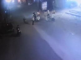 Ujjain Murder: बाइक टकराने पर युवक की चाकू गोदकर हत्या, वारदात का लाइव वीडियो आया सामने Ujjain Murder: बाइक टकराने पर युवक की चाकू गोदकर हत्या, वारदात का लाइव वीडियो आया सामने
