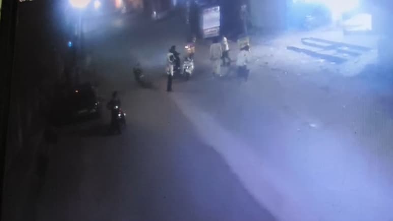 Ujjain Murder: बाइक टकराने पर युवक की चाकू गोदकर हत्या, वारदात का लाइव वीडियो आया सामने Ujjain Murder: बाइक टकराने पर युवक की चाकू गोदकर हत्या, वारदात का लाइव वीडियो आया सामने