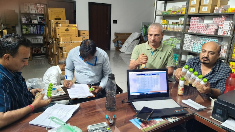 Rajasthan: कोटा में ORS के नाम पर लूट! 10 रुपए के पैक की जगह महंगे ड्रिंक्स बेचने का खेल, हुआ ऐक्शन Rajasthan: कोटा में ORS के नाम पर लूट! 10 रुपए के पैक की जगह महंगे ड्रिंक्स बेचने का खेल, हुआ ऐक्शन