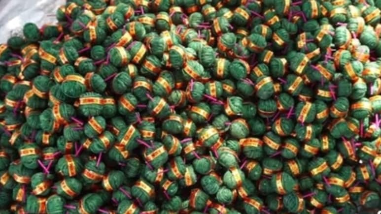 Diwali 2025: ग्रीन पटाखों का बढ़ता क्रेज! क्या है 'सूतली बॉम्ब' बनाने की सीक्रेट कारीगरी, जो सबको आ रही पसंद? Diwali 2025: ग्रीन पटाखों का बढ़ता क्रेज! क्या है 'सूतली बॉम्ब' बनाने की सीक्रेट कारीगरी, जो सबको आ रही पसंद?