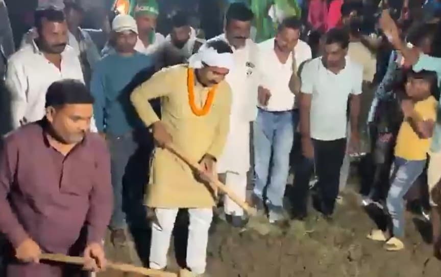 कांटी विधानसभा के विधायक इजरायल मंसूरी ने खुद छठ घाट बनाने में श्रमदान दिया.  कांटी विधानसभा के विधायक इजरायल मंसूरी ने खुद छठ घाट बनाने में श्रमदान दिया.