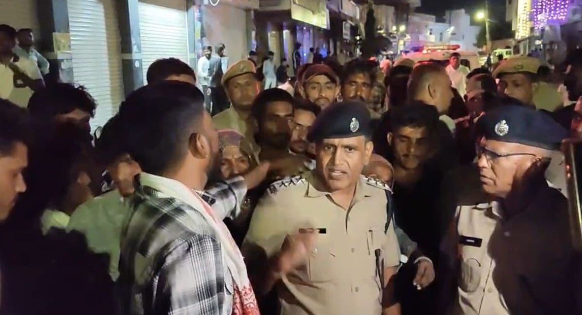 प्रदर्शन कर रहे लोगों को समझाते पुलिसकर्मी.  प्रदर्शन कर रहे लोगों को समझाते पुलिसकर्मी.