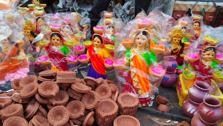 Gwalin Puja on Diwali: बुंदेलखंड में दीपावली पर लक्ष्मी पूजा से पहले क्यों की जाती है ग्वालिन की पूजा? Gwalin Puja on Diwali: बुंदेलखंड में दीपावली पर लक्ष्मी पूजा से पहले क्यों की जाती है ग्वालिन की पूजा?