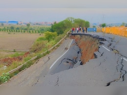 भोपाल में बिजी ईस्टर्न बाईपास पर 100 मीटर सड़क धंसी तो किसानों पर फोड़ दिया ठीकरा भोपाल में बिजी ईस्टर्न बाईपास पर 100 मीटर सड़क धंसी तो किसानों पर फोड़ दिया ठीकरा