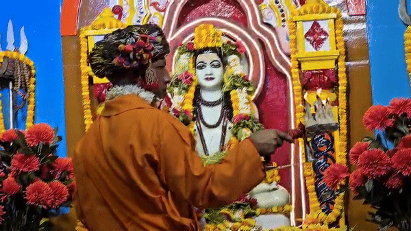 भक्ति में डूबे UP के सीएम योगी... विजयादशमी पर खास कपड़ों में की पूजा-आरती