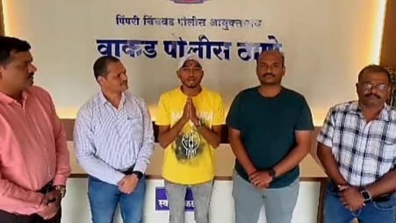 Pune News: दिवाळीच्या प्रमोशनसाठी 'ती' स्टाईल केली अन्... थेट पोलिसांनी बोलवले! रिल्स स्टारसोबत काय घडले? Pune News: दिवाळीच्या प्रमोशनसाठी 'ती' स्टाईल केली अन्... थेट पोलिसांनी बोलवले! रिल्स स्टारसोबत काय घडले?