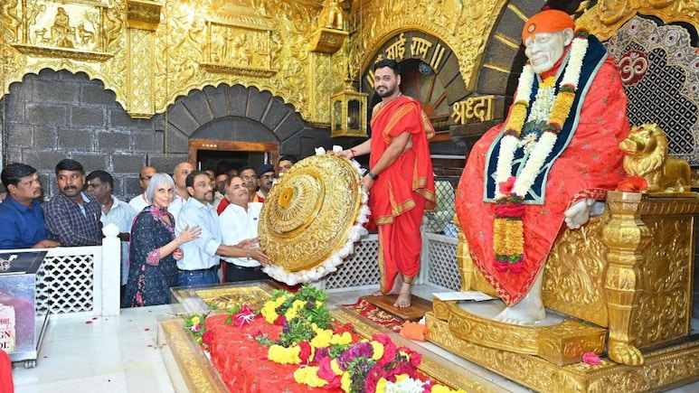 शिर्डीच्या साईबाबांचा दरबार सजला! भक्ताकडून सोन्याची छत्री अर्पण, हा देखावा पाहण्यासाठी भाविकांची तुफान गर्दी शिर्डीच्या साईबाबांचा दरबार सजला! भक्ताकडून सोन्याची छत्री अर्पण, हा देखावा पाहण्यासाठी भाविकांची तुफान गर्दी