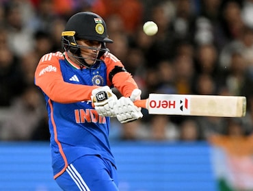 IND vs AUS LIVE Score, 4th t20i: अभिषेक शर्मा आउट, भारतीय टीम को लगा पहला झटका