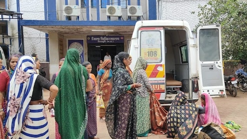 Shivpuri News: अस्पताल प्रबंधन ने खानापूर्ति में लगाया वक्त, प्रसूता ने अस्पताल की चौखट पर दिया बच्चे को जन्म