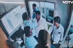 "Know Who's My Father?": On CCTV, Man Attacks Karnataka Toll Booth Worker "Know Who's My Father?": On CCTV, Man Attacks Karnataka Toll Booth Worker