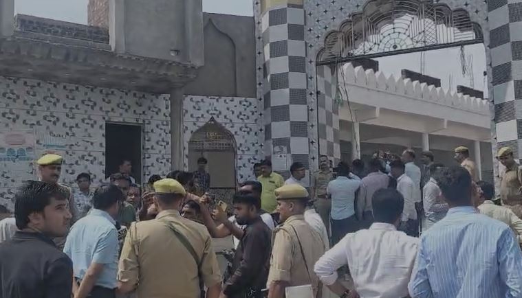 संभल में पुलिस ने क्यों कहा कि कोई अपने घर से बाहर ना आए, जान लीजिए