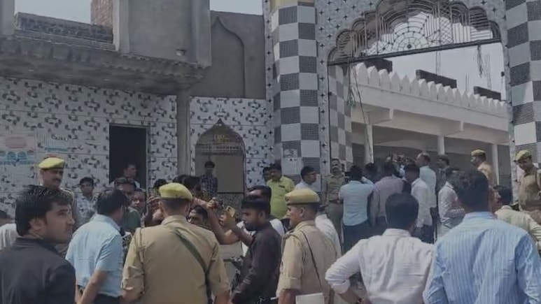संभल में पुलिस ने क्यों कहा कि कोई अपने घर से बाहर ना आए, जान लीजिए