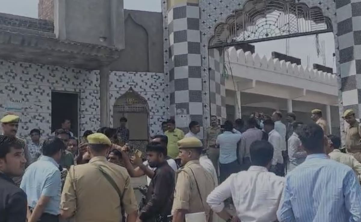 संभल में पुलिस ने क्यों कहा कि कोई अपने घर से बाहर ना आए, जान लीजिए