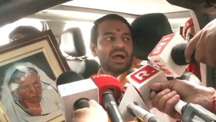 दादी की तस्वीर और गुरु के साथ लेकर तेज प्रताप यादव महुआ से नामांकन करने पहुंचे