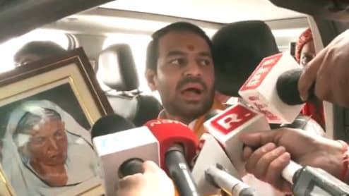 दादी की तस्वीर और गुरु को साथ लेकर तेज प्रताप यादव महुआ से नामांकन करने पहुंचे