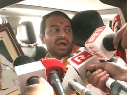 दादी की तस्वीर और गुरु को साथ लेकर तेज प्रताप यादव महुआ से नामांकन करने पहुंचे दादी की तस्वीर और गुरु को साथ लेकर तेज प्रताप यादव महुआ से नामांकन करने पहुंचे