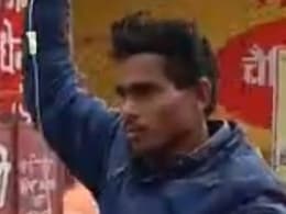 Video Of Patient With IV Drip Walking In Madhya Pradesh Market Goes Viral Video Of Patient With IV Drip Walking In Madhya Pradesh Market Goes Viral