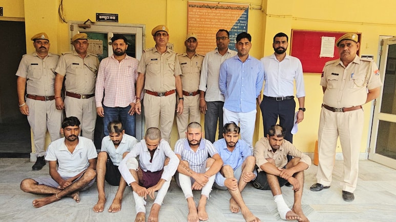 Rajasthan: 3 विदेशी पिस्टल, 70 जिंदा कारतूस और 5 मैगजीन जब्त, गोदारा गैंग के 6 खूंखार अपराधी गिरफ्तार Rajasthan: 3 विदेशी पिस्टल, 70 जिंदा कारतूस और 5 मैगजीन जब्त, गोदारा गैंग के 6 खूंखार अपराधी गिरफ्तार