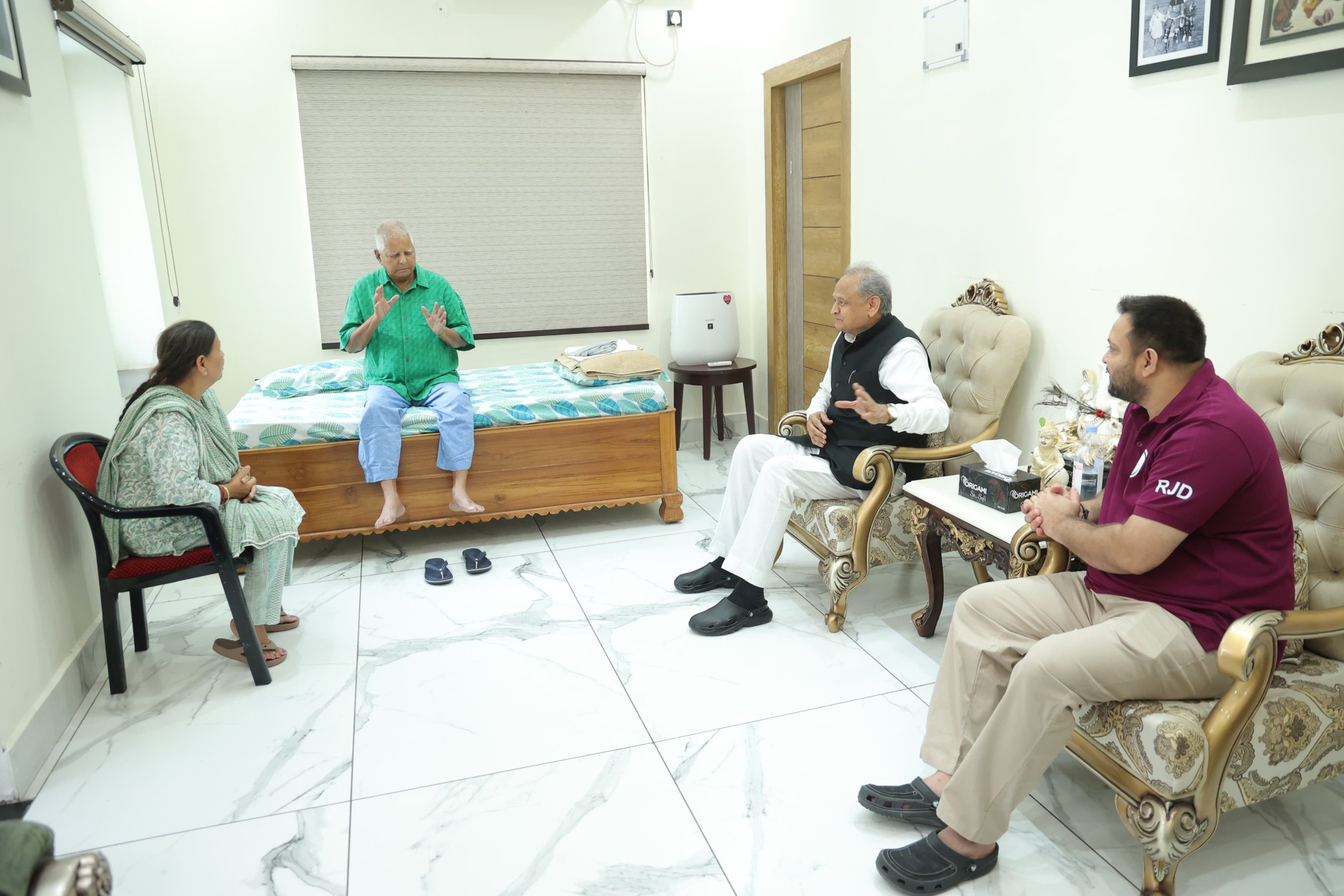 किनारे तेजस्वी, सेंटर में लालू यादव.. कांग्रेस के खास दूत अशोक गहलोत के साथ तस्वीर की इनसाइड स्टोरी
