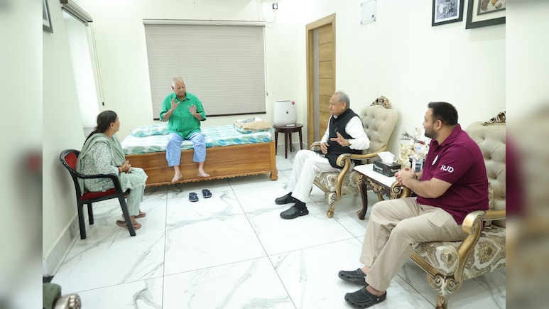 किनारे तेजस्वी, सेंटर में लालू यादव.. कांग्रेस के खास दूत अशोक गहलोत के साथ तस्वीर की इनसाइड स्टोरी