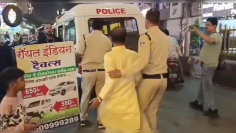 उज्जैन की होटल में पश्चिम बंगाल का युवक ठहरा था हरियाणा की महिला के साथ, हिंदूवादी संगठन ने पकड़कर पीटा  उज्जैन की होटल में पश्चिम बंगाल का युवक ठहरा था हरियाणा की महिला के साथ, हिंदूवादी संगठन ने पकड़कर पीटा