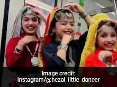 Girls Dance On <i>Pehla Pehla Pyaar Hai</i> In Delhi Metro, Video Goes Viral: 