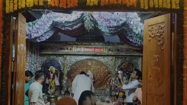 गज लक्ष्मी मंदिर उज्जैन: 40 लाख के नोटों से सजेगा मंदिर, यहां सफेद हाथी पर विराजती हैं मां लक्ष्मी गज लक्ष्मी मंदिर उज्जैन: 40 लाख के नोटों से सजेगा मंदिर, यहां सफेद हाथी पर विराजती हैं मां लक्ष्मी