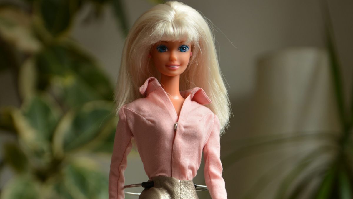 A New Plastic Surgery Gives People A 'Barbie Waist'... By Removing Their Ribs