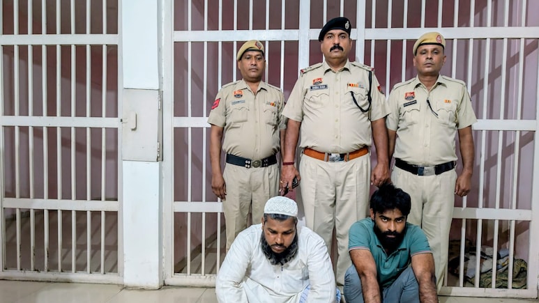 नाबालिग के अपहरण और धर्म परिवर्तन मामले में मौलवी सहित दो गिरफ्तार, निकाहनामा और फर्जी दस्तावेज बरामद नाबालिग के अपहरण और धर्म परिवर्तन मामले में मौलवी सहित दो गिरफ्तार, निकाहनामा और फर्जी दस्तावेज बरामद